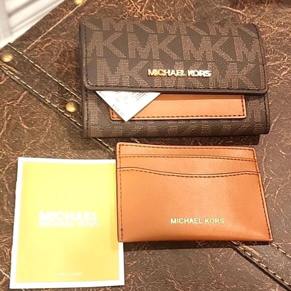 Michael Kors Jet Set Medium 2-In-1 Wallet - Picture 2 of 12